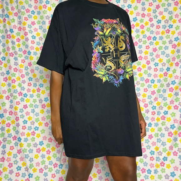 Hog wars house tshirt. Vibrant and bright colors. Size XL. Perfect condition! - Picture 2 of 6